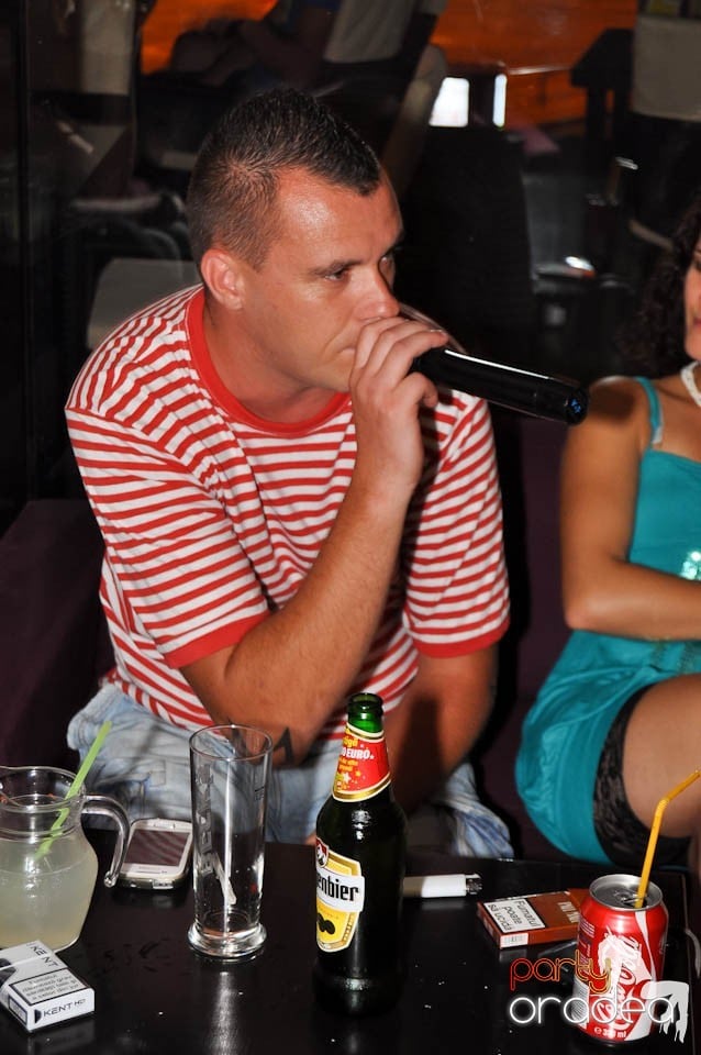 Karaoke în Blondy's Art Café,