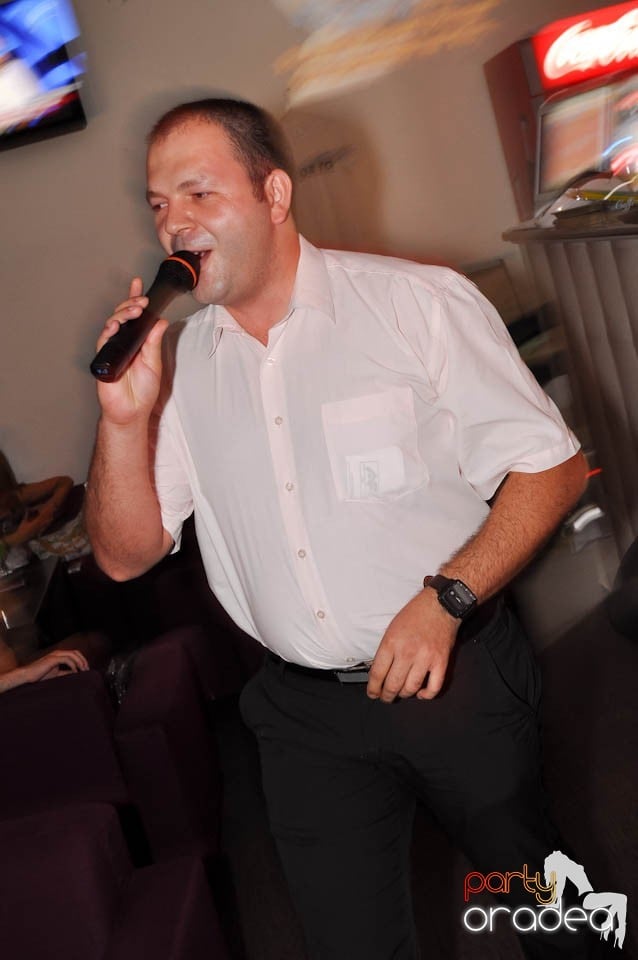 Karaoke în Blondy's Art Café,