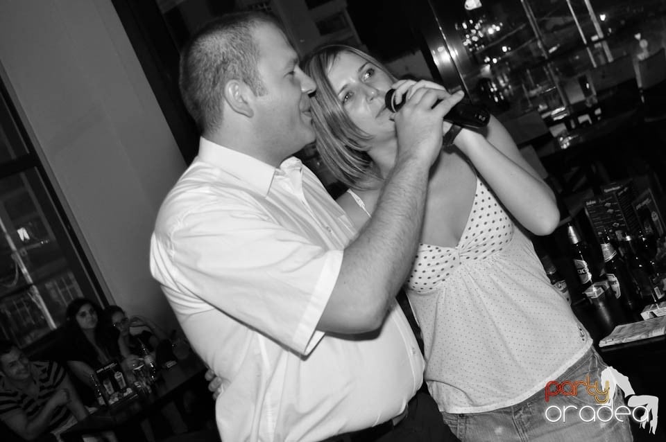 Karaoke în Blondy's Art Café,