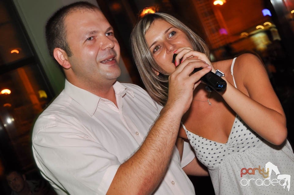 Karaoke în Blondy's Art Café,