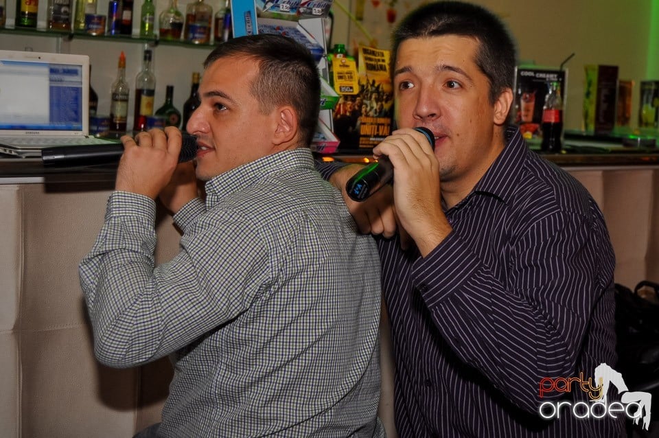 Karaoke în Blondy's Art Café, 