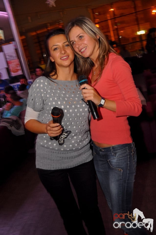 Karaoke în Blondy's Art Café, 