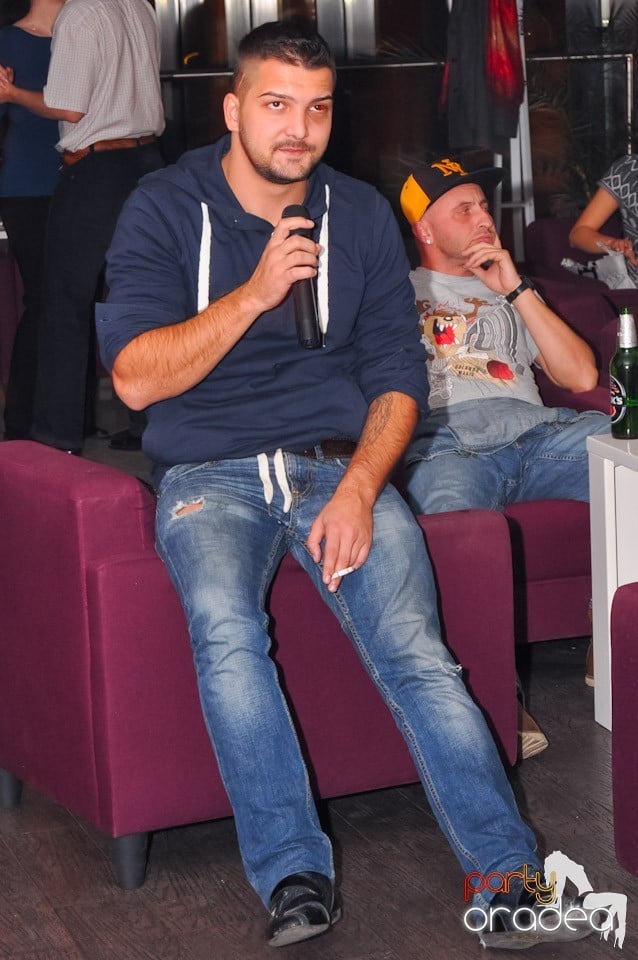 Karaoke în Blondy's Art Café, 