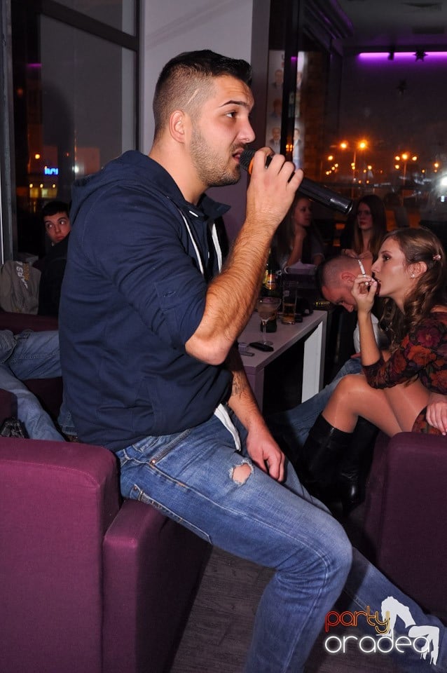 Karaoke în Blondy's Art Café, 