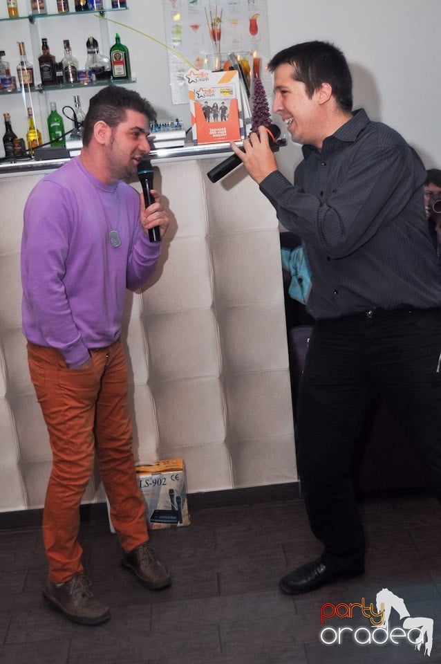 Karaoke în Blondy's Art Café, 