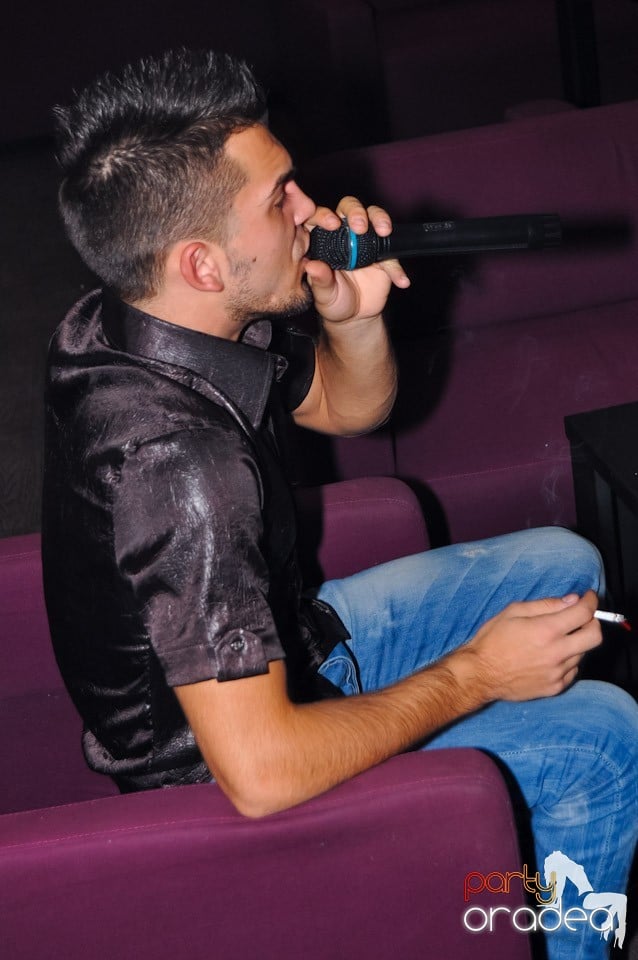 Karaoke în Blondy's Art Café, 