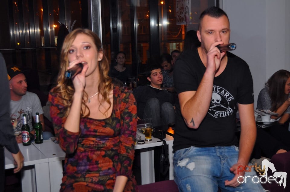 Karaoke în Blondy's Art Café, 