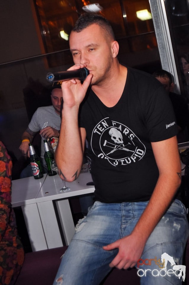 Karaoke în Blondy's Art Café, 