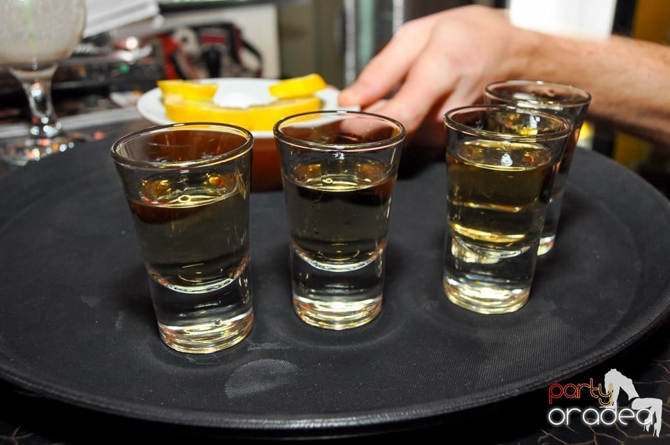 Karaoke în Blondy's Art Café, 