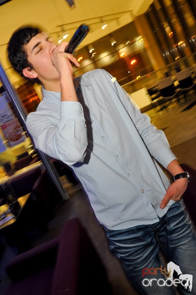 Karaoke în Blondy's Art Café, 