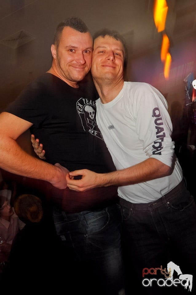 Karaoke în Blondy's Art Café, 