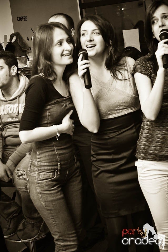 Karaoke în Blondy's Art Café, 