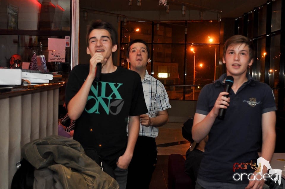 Karaoke în Blondy's, 