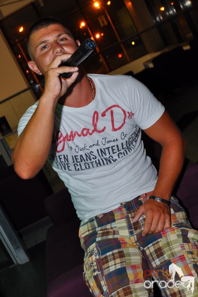 Karaoke Night @ Blondy's Art Café, 