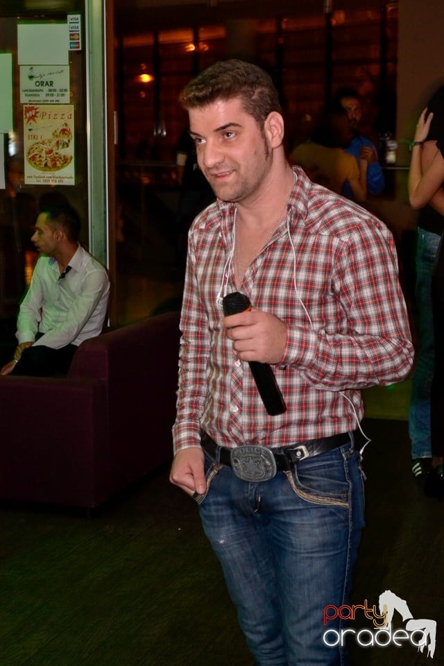 Karaoke Night în Blondy's Art Café, 