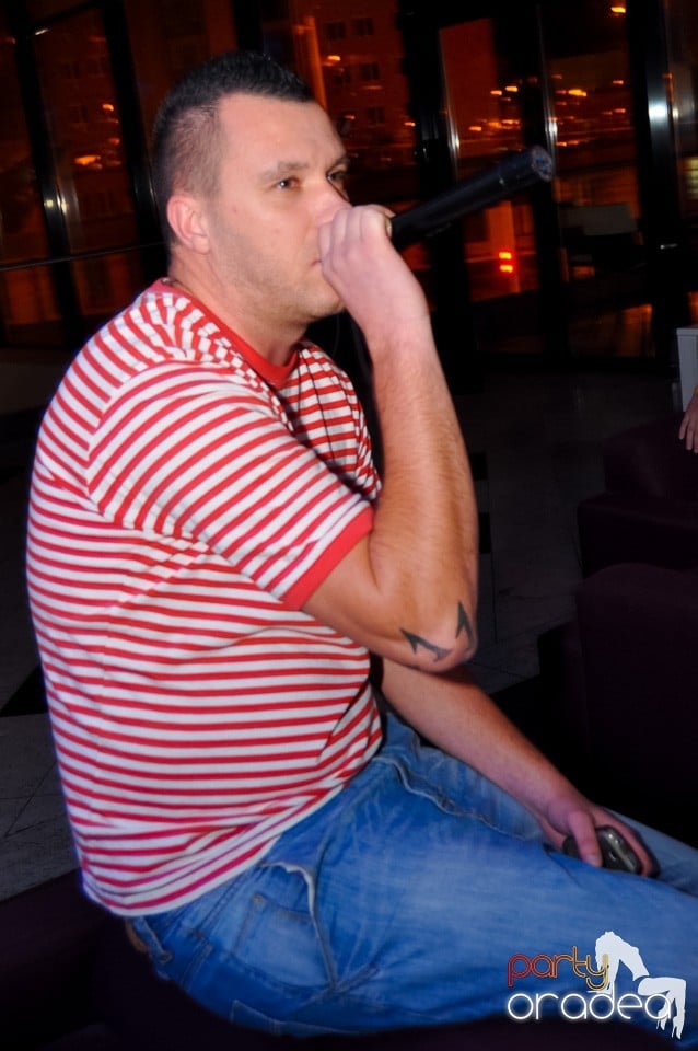 Karaoke Night în Blondy's Art Café, 