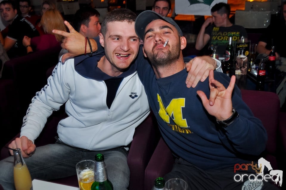 Karaoke Night în Blondy's Art Café, 