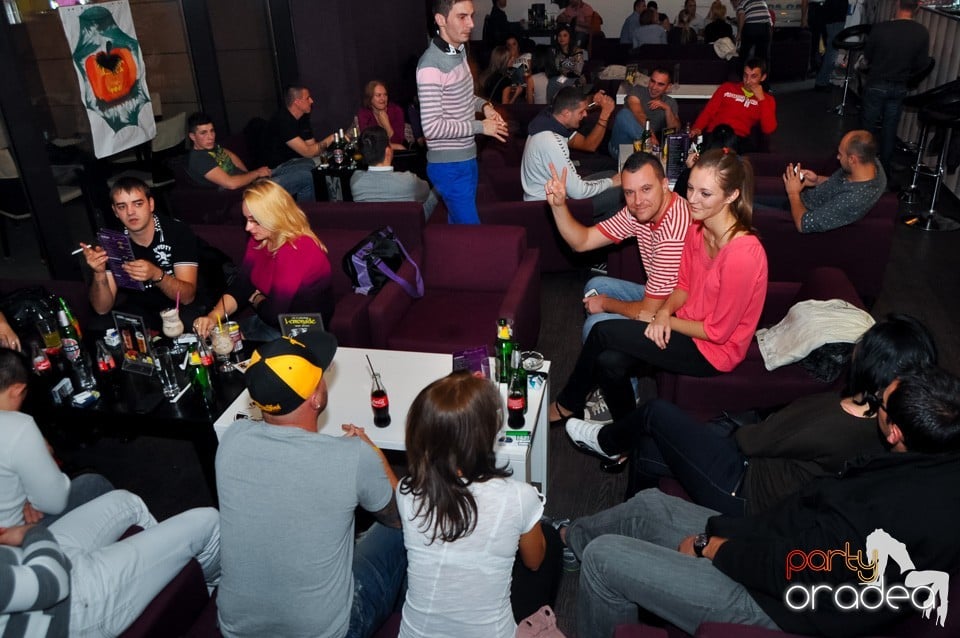 Karaoke Night în Blondy's Art Café, 