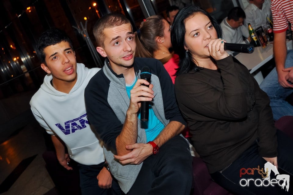 Karaoke Night în Blondy's Art Café, 