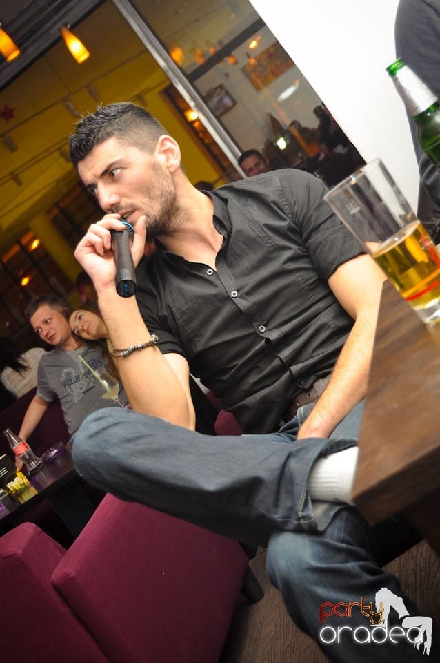 Karaoke Night în Blondy's Art Café, 