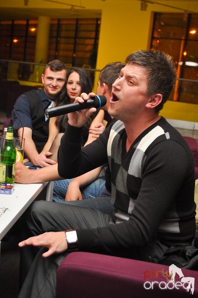 Karaoke Night în Blondy's Art Café, 