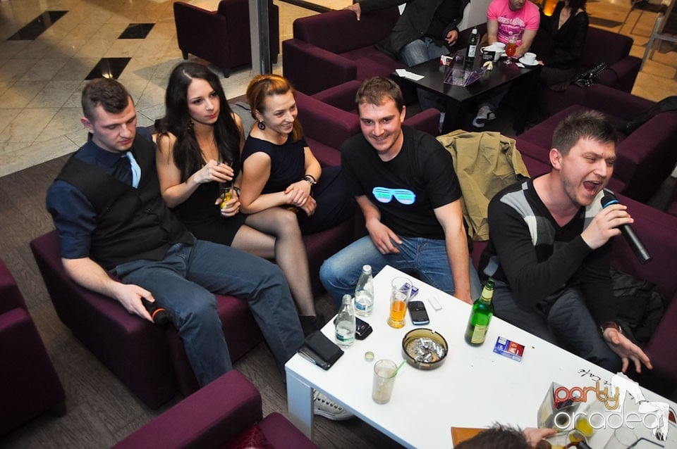 Karaoke Night în Blondy's Art Café, 