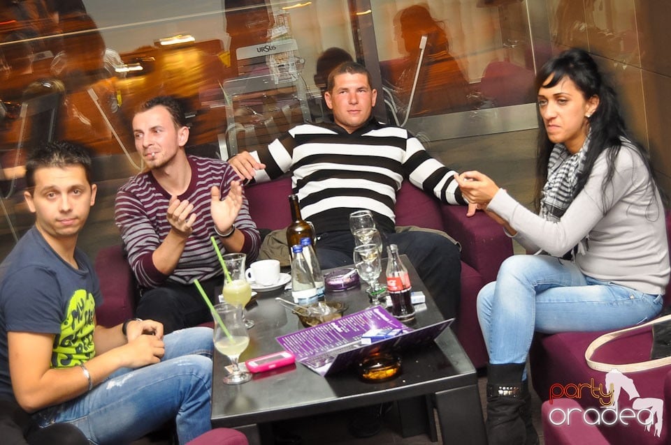 Karaoke Night în Blondy's Art Café, 