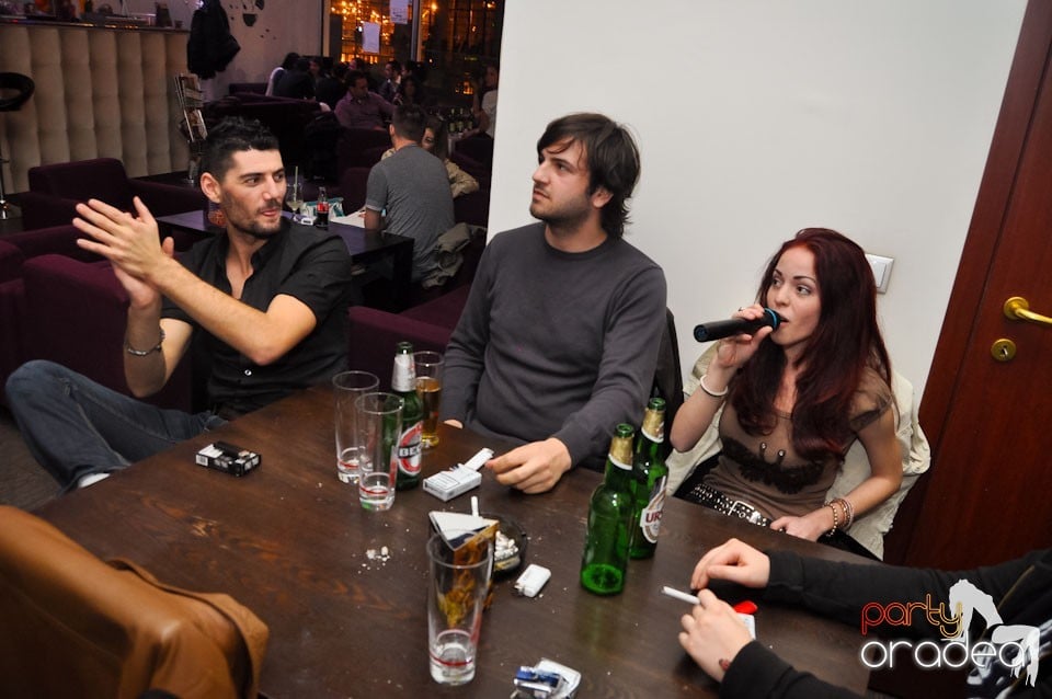 Karaoke Night în Blondy's Art Café, 