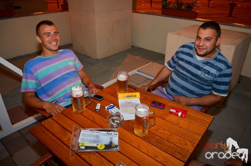 Karaoke Night în Blondy's Art Café, 