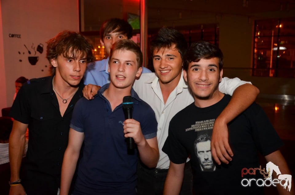 Karaoke Night în Blondy's Art Café, 