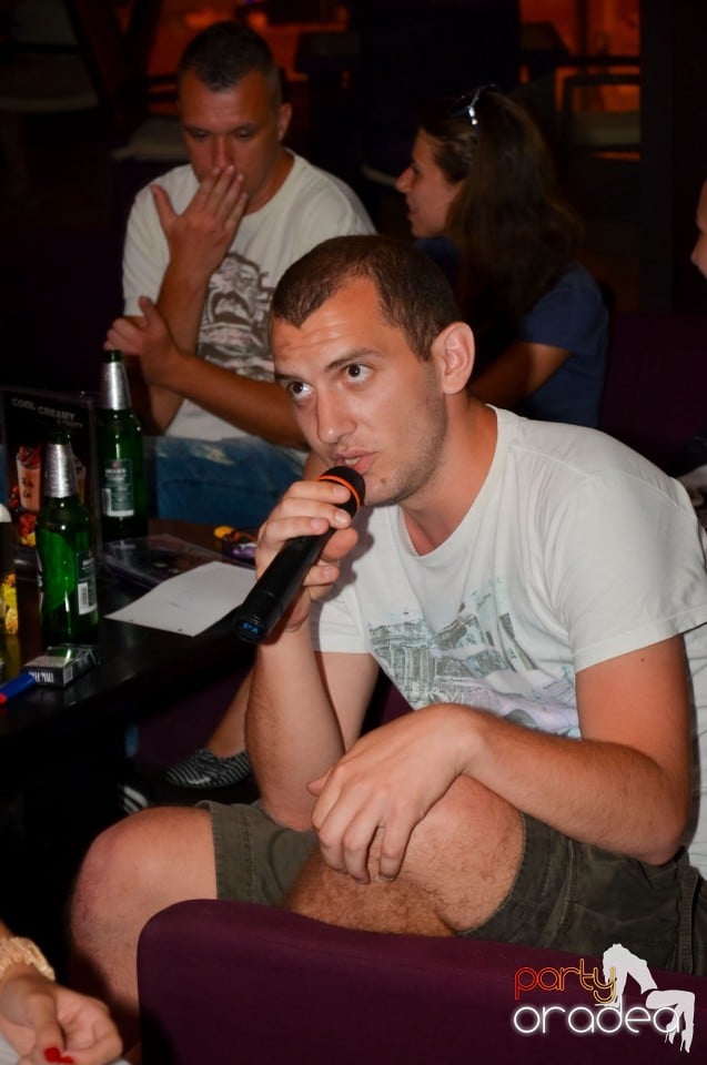 Karaoke Night în Blondy's Art Café, 