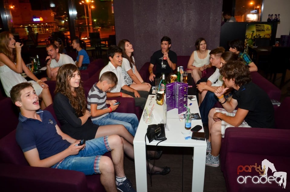Karaoke Night în Blondy's Art Café, 