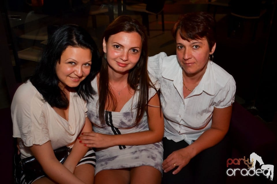 Karaoke Night în Blondy's Art Café, 