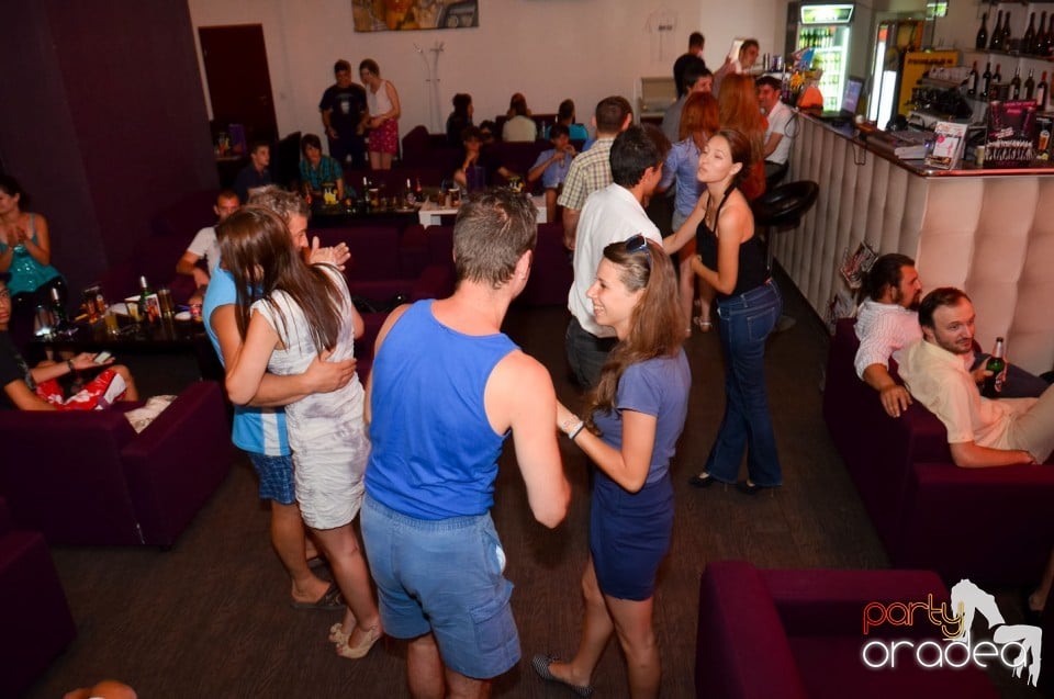 Karaoke Night în Blondy's Art Café, 