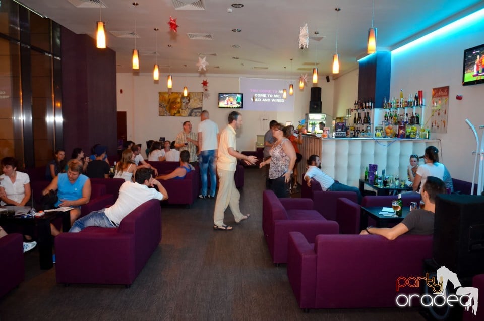 Karaoke Night în Blondy's Art Café, 