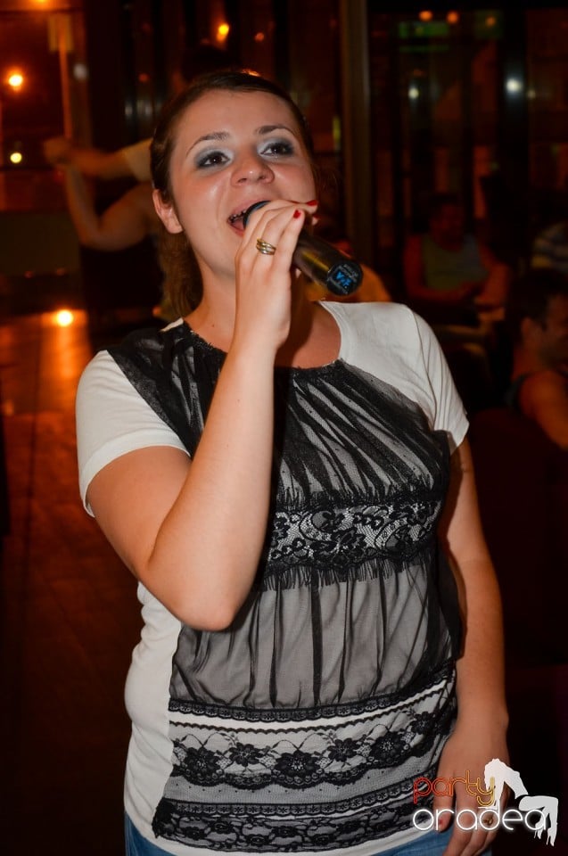 Karaoke Night în Blondy's Art Café,
