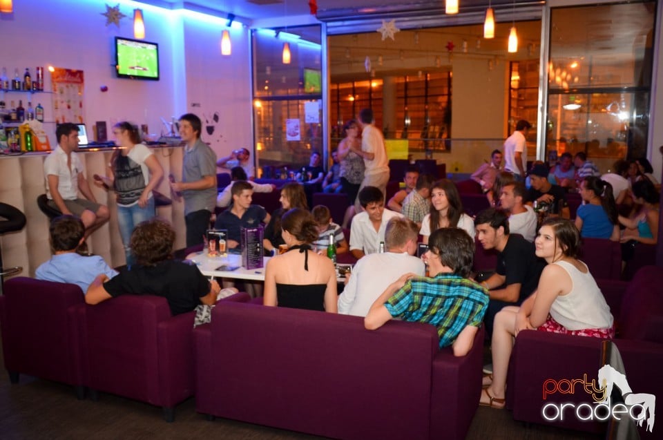 Karaoke Night în Blondy's Art Café, 