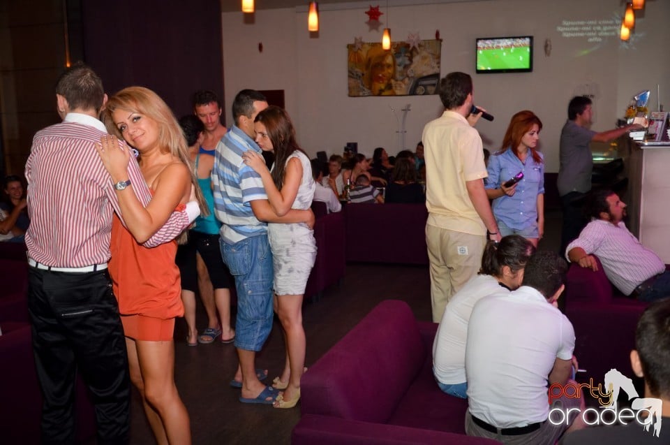 Karaoke Night în Blondy's Art Café,