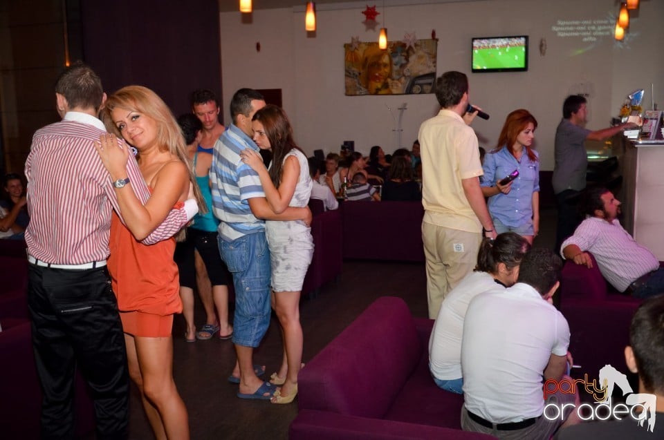 Karaoke Night în Blondy's Art Café, 