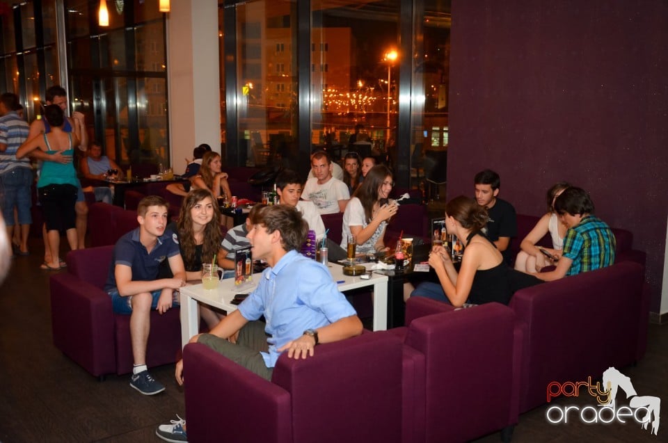 Karaoke Night în Blondy's Art Café, 