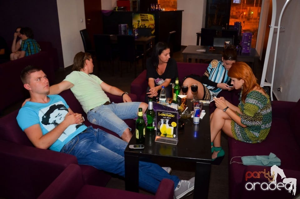 Karaoke Night în Blondy's Art Café, 