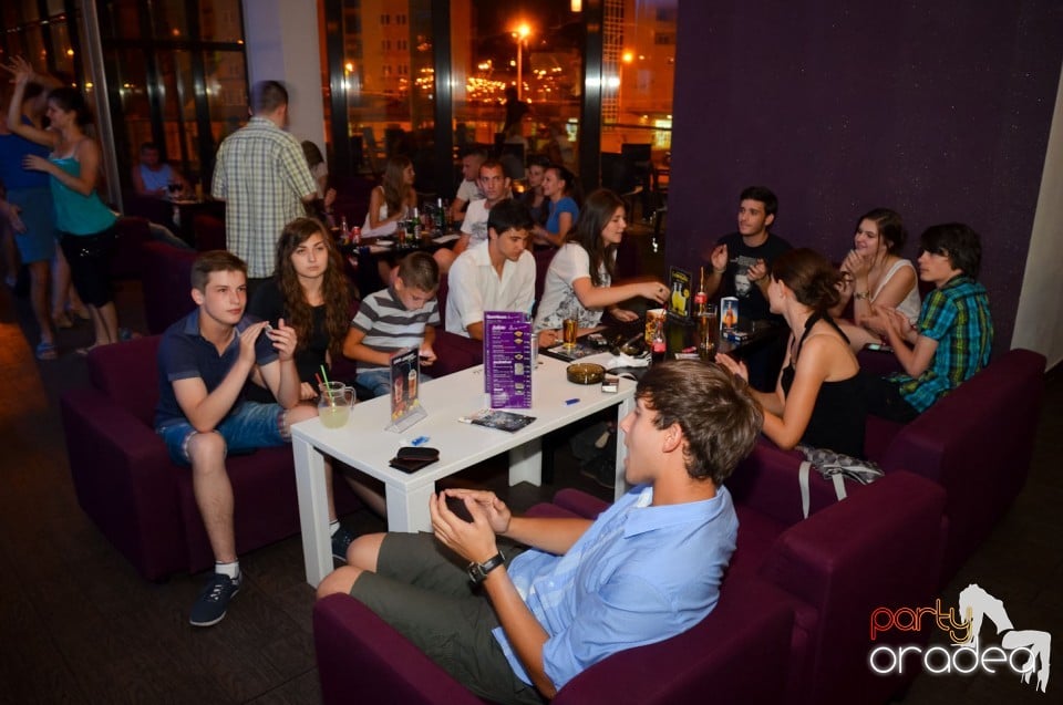 Karaoke Night în Blondy's Art Café, 