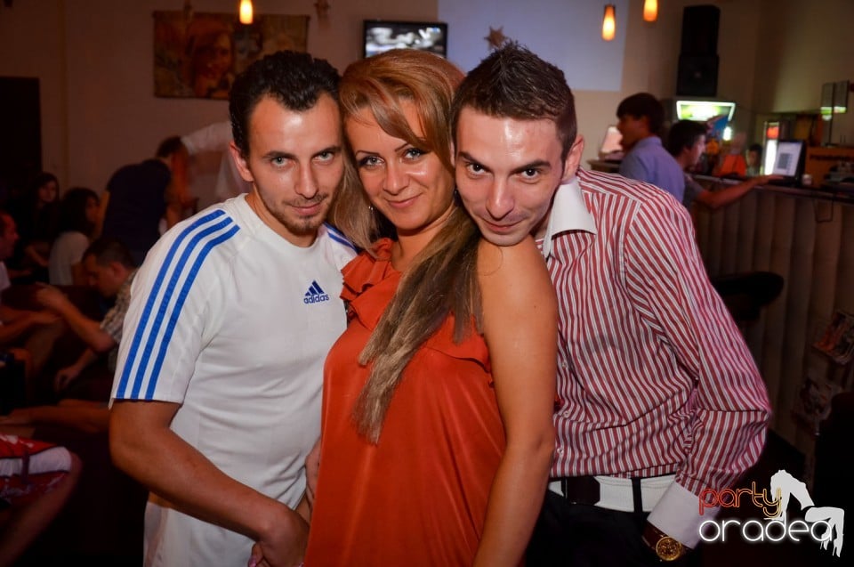 Karaoke Night în Blondy's Art Café,