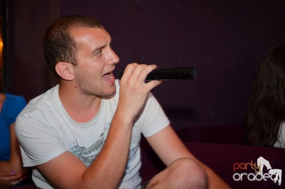 Karaoke Night în Blondy's Art Café, 