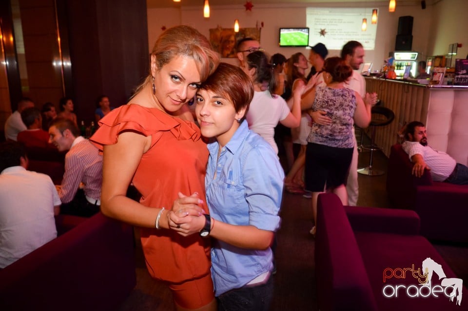 Karaoke Night în Blondy's Art Café,