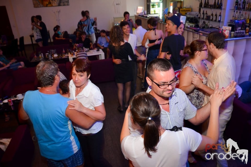 Karaoke Night în Blondy's Art Café, 