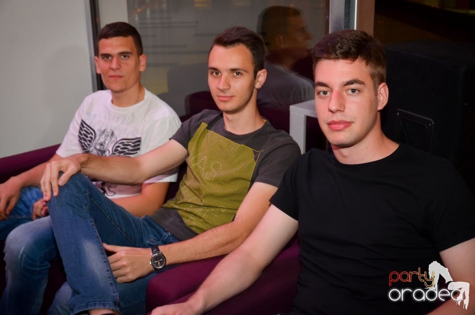 Karaoke Night în Blondy's Art Café,