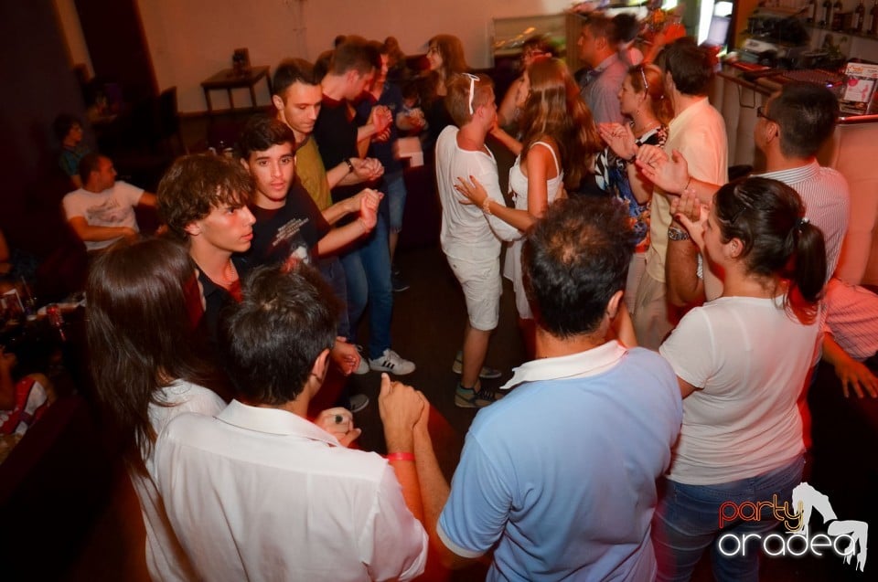Karaoke Night în Blondy's Art Café,
