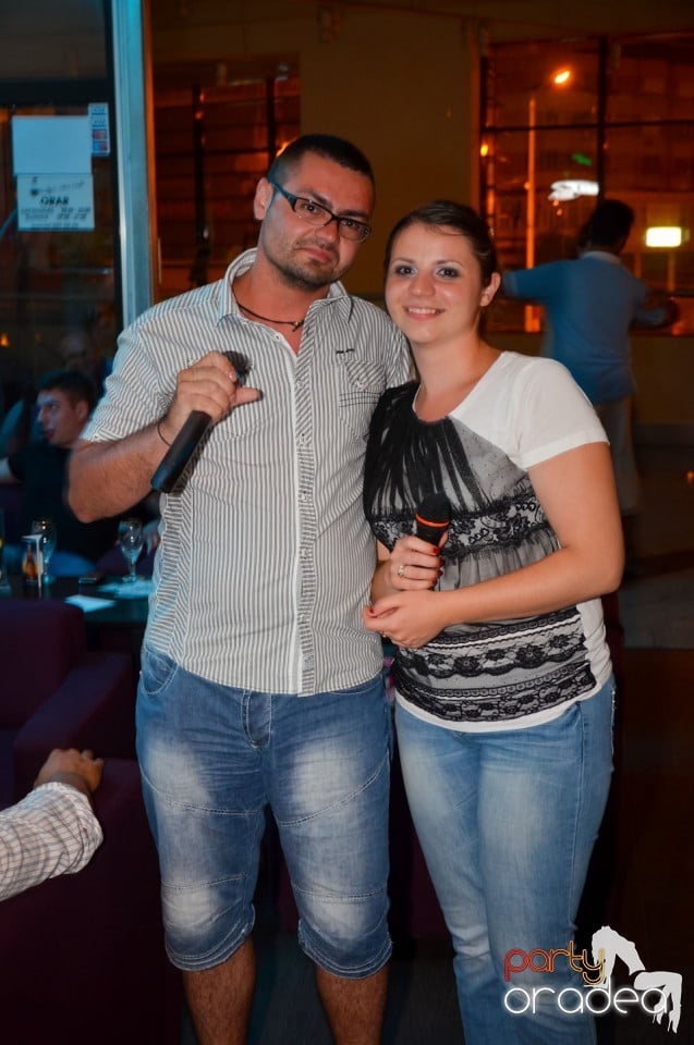 Karaoke Night în Blondy's Art Café, 