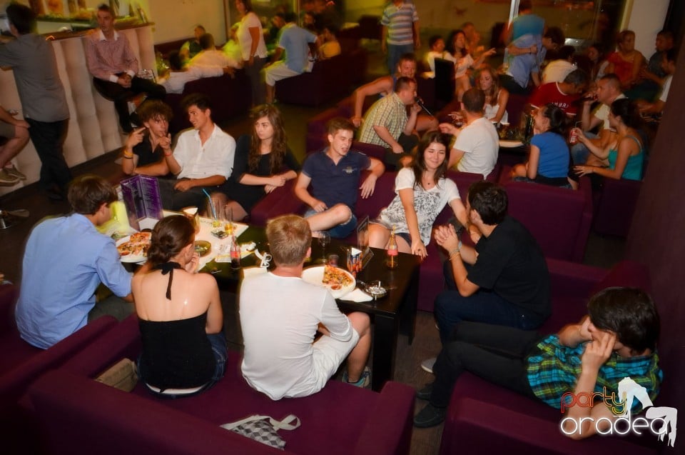 Karaoke Night în Blondy's Art Café,
